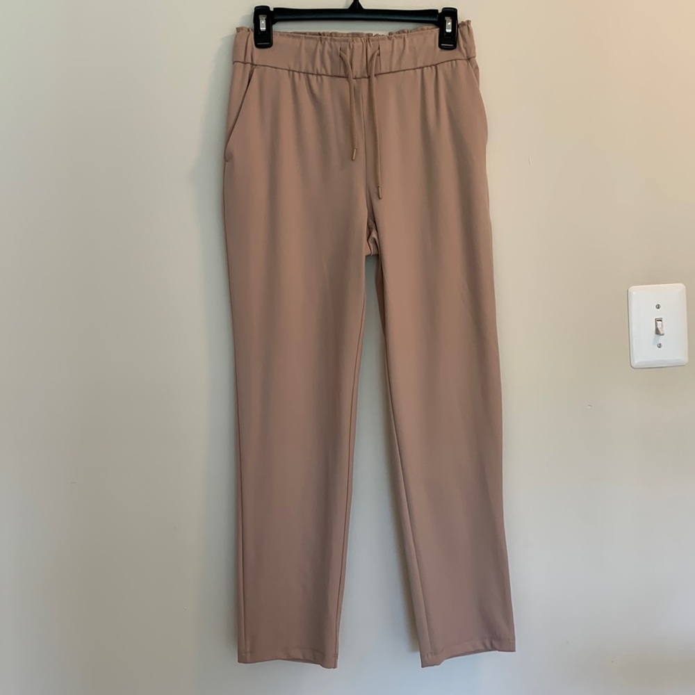 Madison d’Amelie tan pants with a tie waist  size xs.